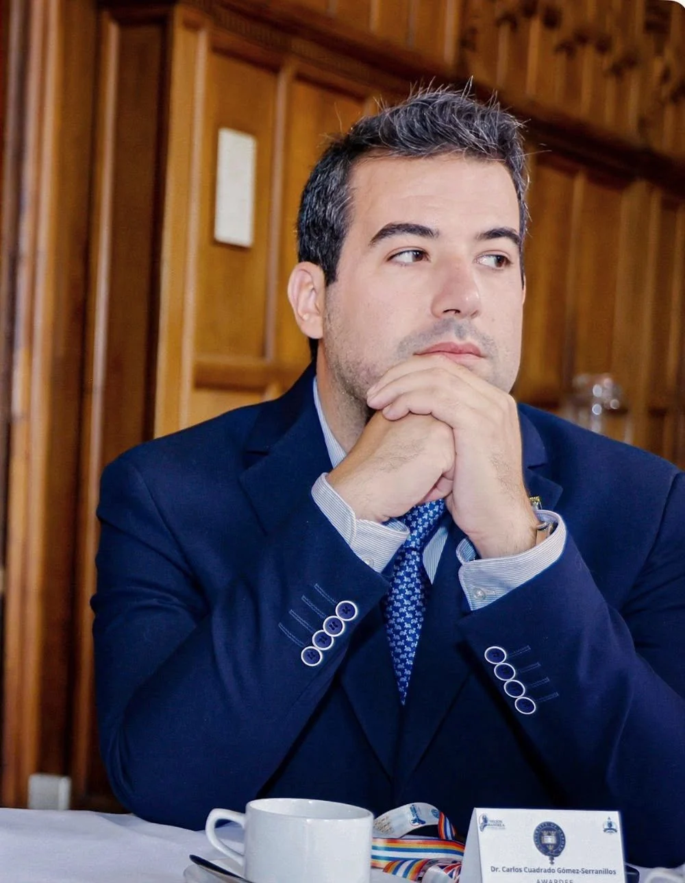 Dr. Carlos Cuadrado Gómez-Serranillos, fotografía original en color con su fondo de madera
